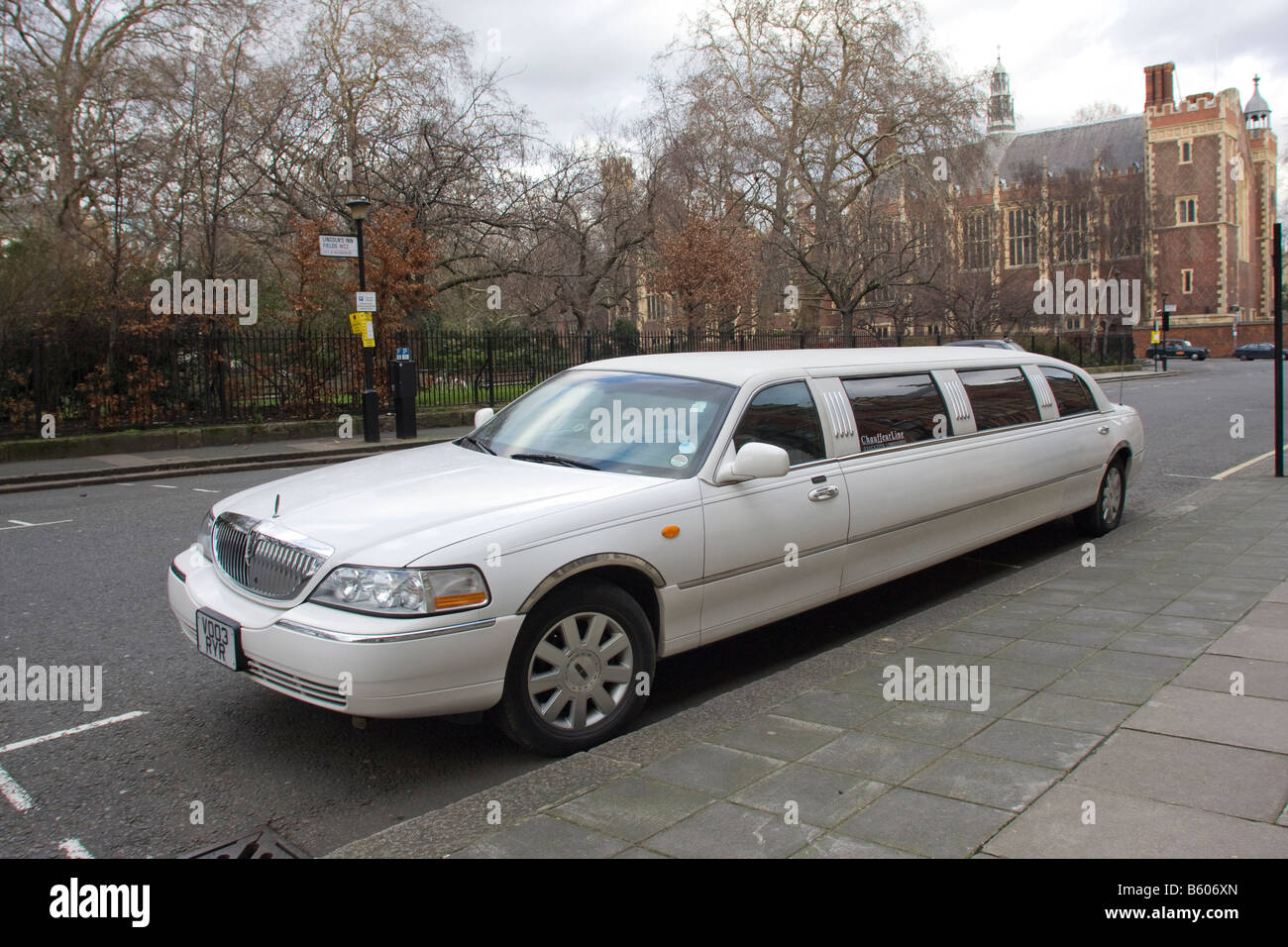 In einem Londoner Quadrat GB UK gestreckt Limo geparkt Stockfoto