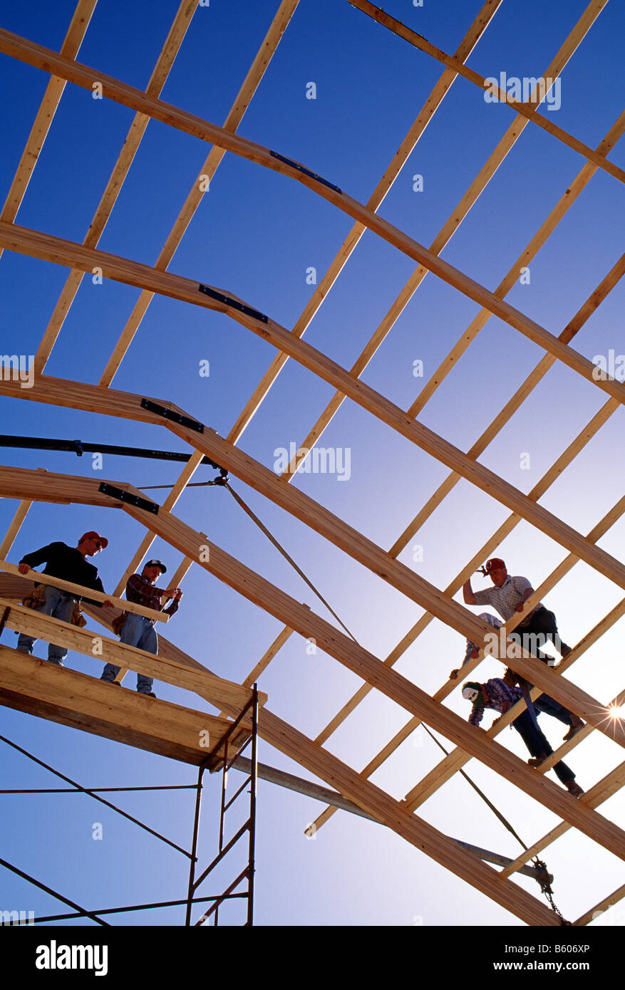 Nachbarn freiwillig ihre Hilfe beim Bau einer Scheune im Pennsylvania Dutch Stockfoto