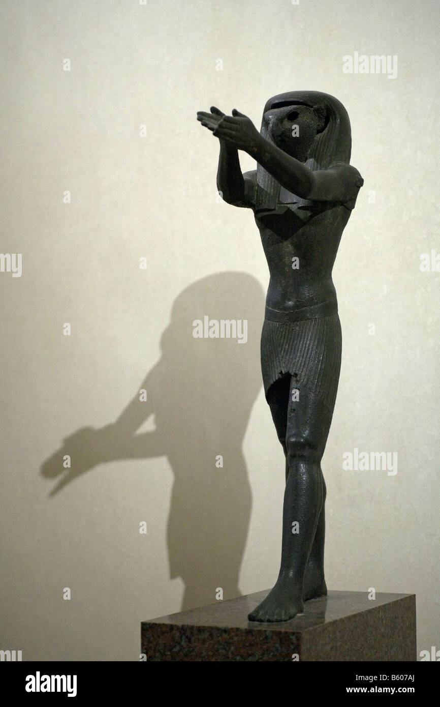 Statue der antiken ägyptischen Gott Horus Louvre Museum in Paris Frankreich Stockfoto
