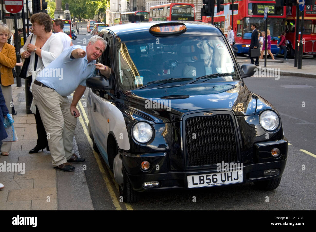 Hackney Taxifahrer gab Wegbeschreibungen zu einer Fußgängerzone in der City von London England Stockfoto