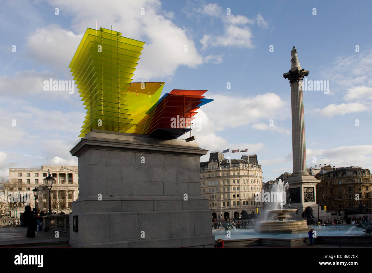 Thomas Schüttes Skulptur "Modell für ein Hotel 2007" auf dem Fourth Plinth und Nelson "s Spalte in Trafalgar Square London GB UK Stockfoto