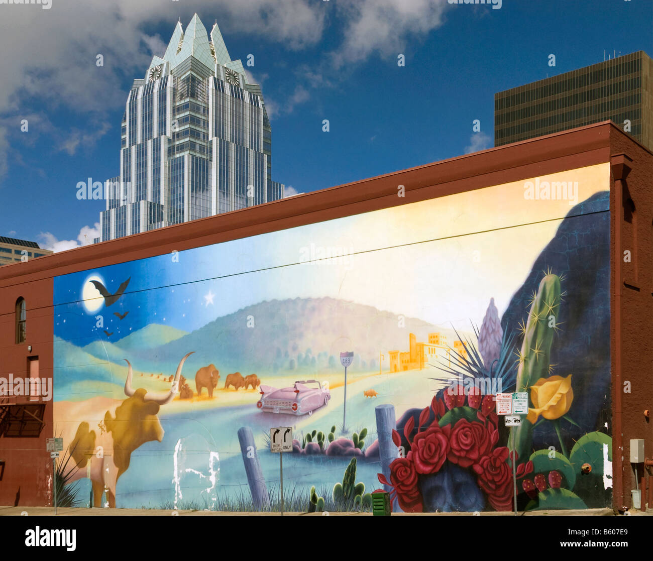 Longhorn Cadillac Wandbild im Hard Rock Cafe sechste Straße Frost Bank Tower hinter in Austin Texas USA Stockfoto