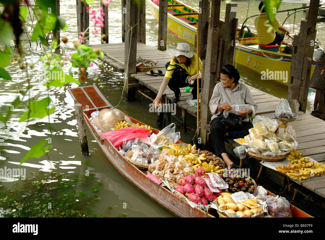 Schwimmende Markt Bangkok Thailand Asien Damnoen Saduak Floating Markt Verkäufer Verkauf von Obst Reisen Urlaub Urlaub Reisen Boote Stockfoto
