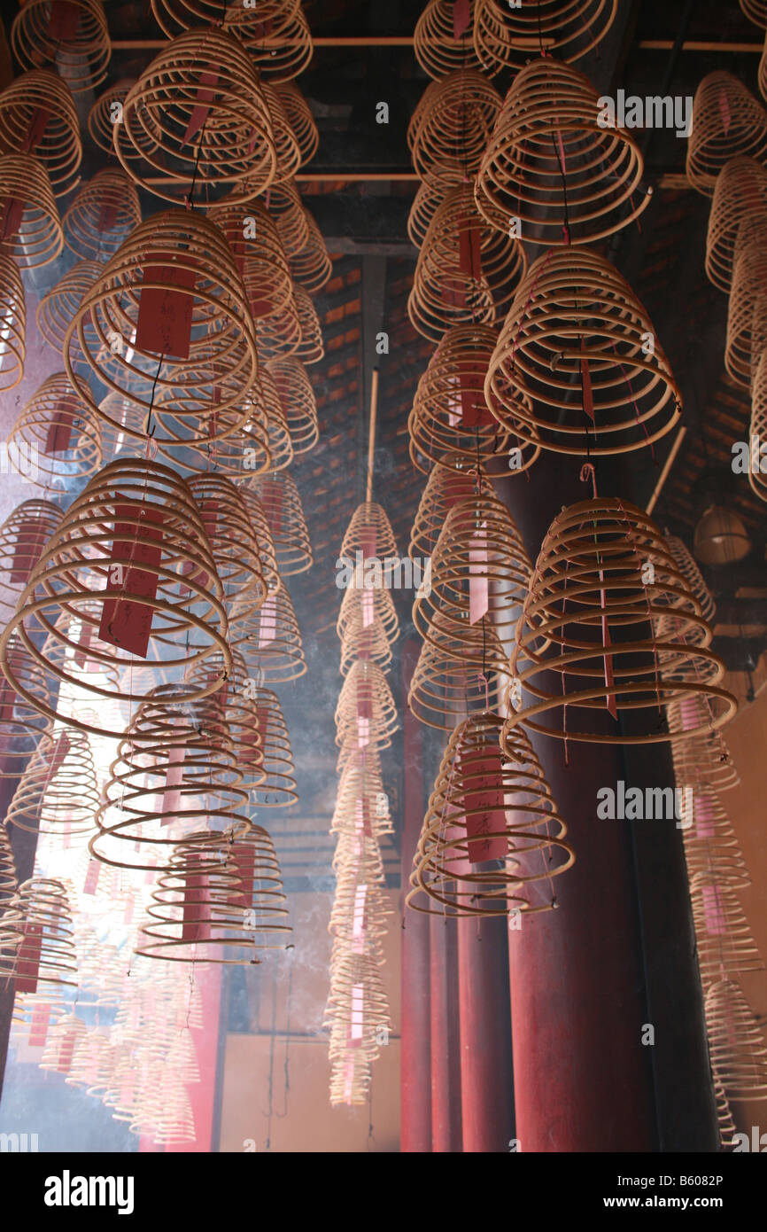 Weihrauch-Spulen an Decke von buddhistischen Tempel Singapur April 2008 Stockfoto