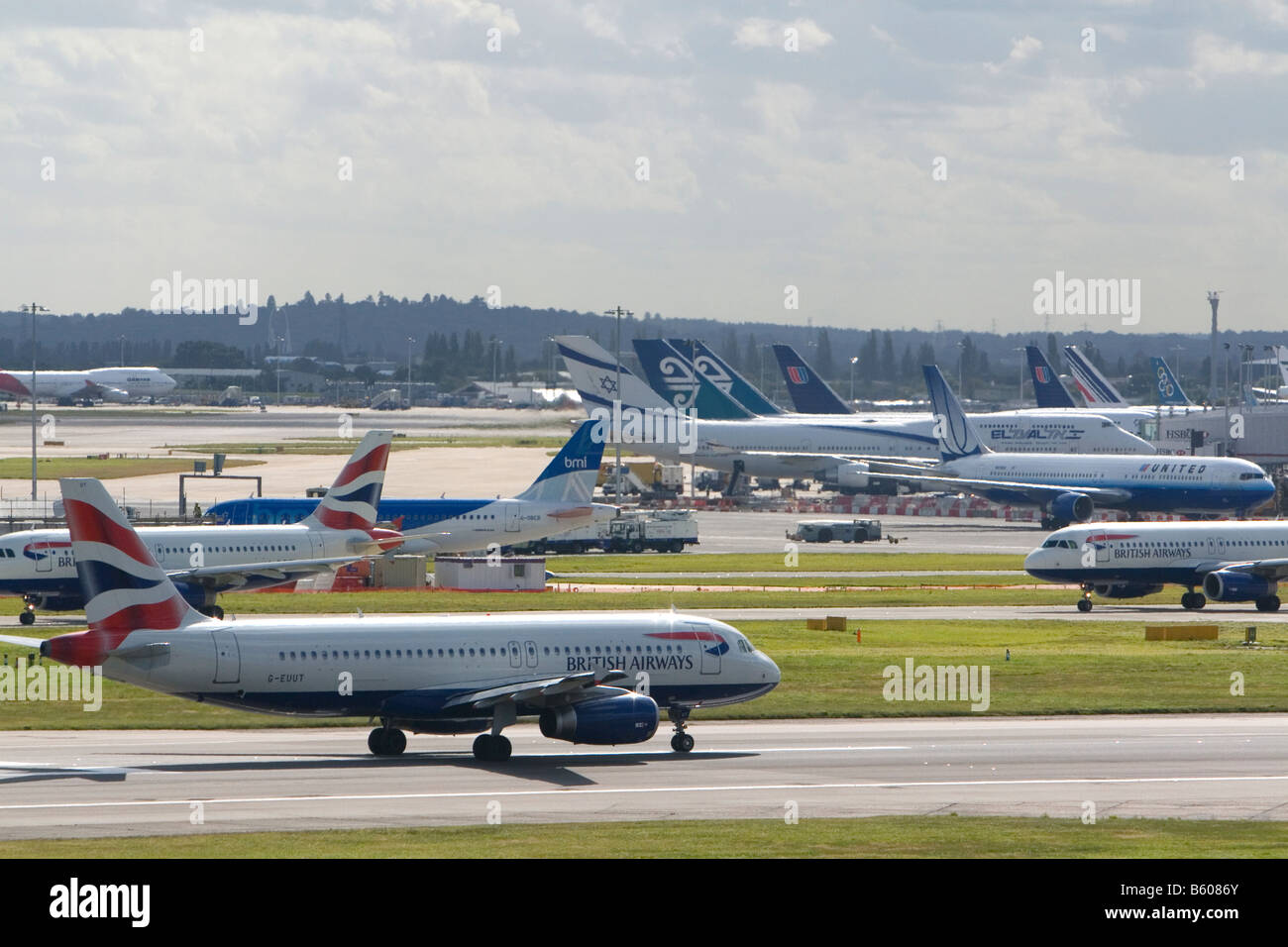 Flugzeuge auf der Landebahn am London Heathrow Airport England Großbritannien Stockfoto