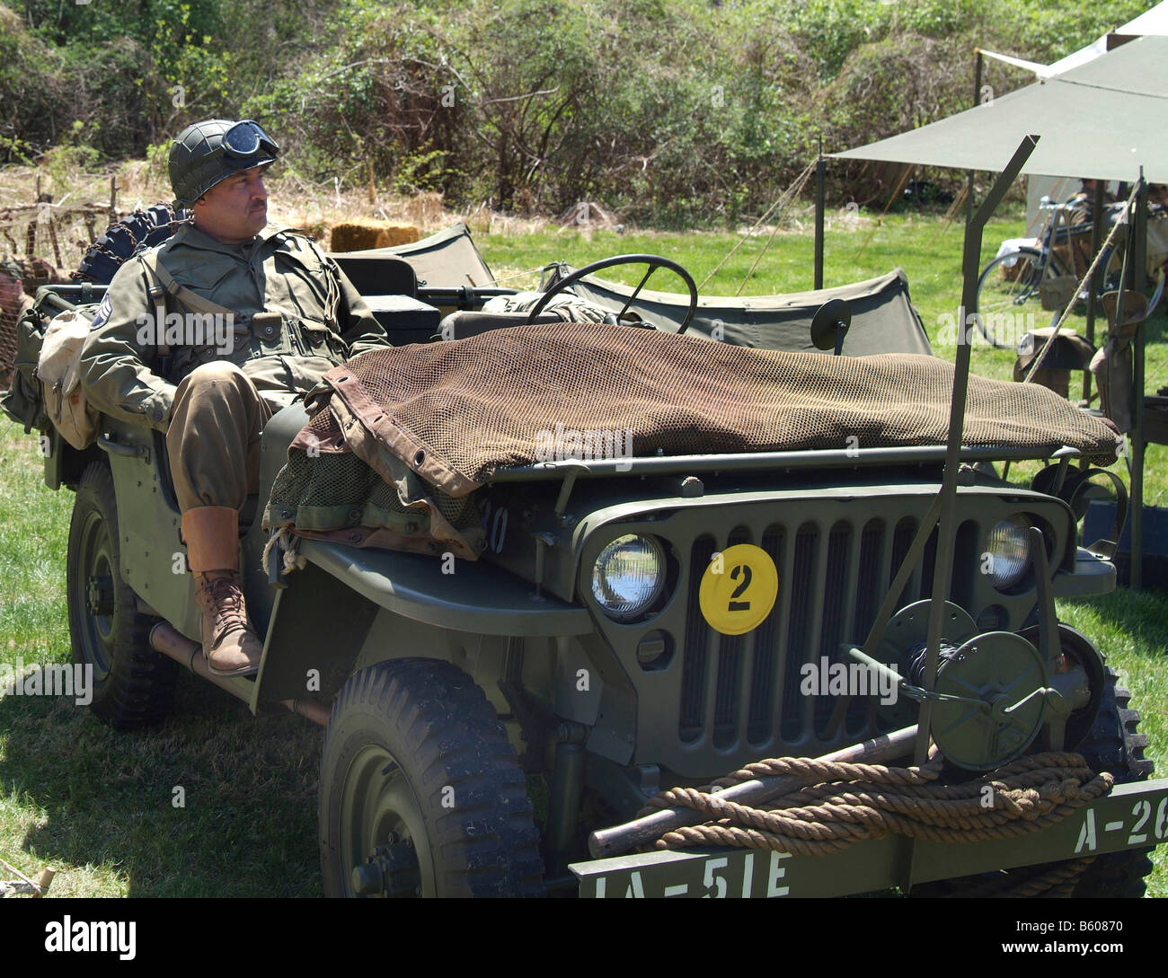 Mann, die Darstellung eines US-Soldaten im zweiten Weltkrieg sitzen in einem Jeep wartet auf seinen Fahrer während Reenactment in Glendale Md Stockfoto
