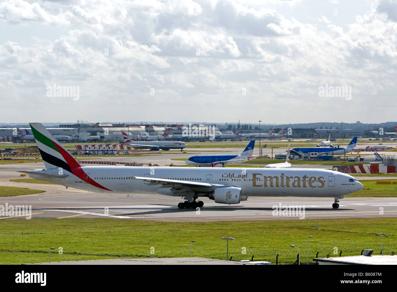 Emirates Boeing 777 Airliner am London Heathrow Airport England Großbritannien Stockfoto