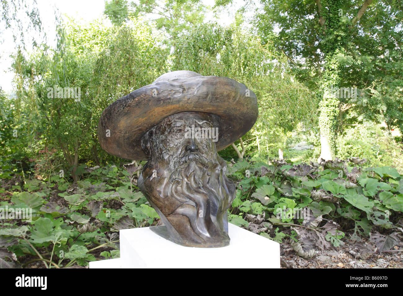 Bronze-Büste von Claude Monet (2004) von Daniel Goupil in Giverny in der Nähe der Fondation Claude Monet. Stockfoto