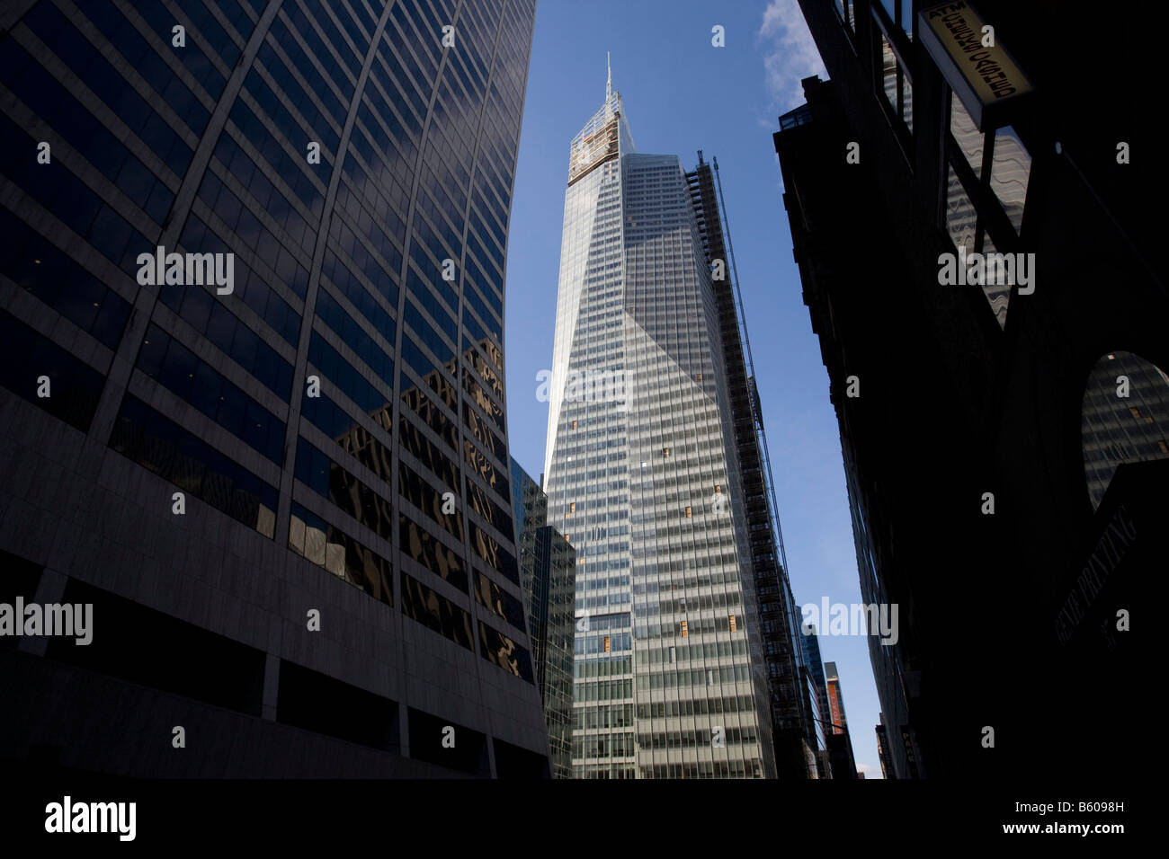 Ansicht der neuen Bank of America Tower im Bau bei One Bryant Park auf der sechsten Avenue zwischen 42. und 43. Straße in New York USA November 2008 Stockfoto