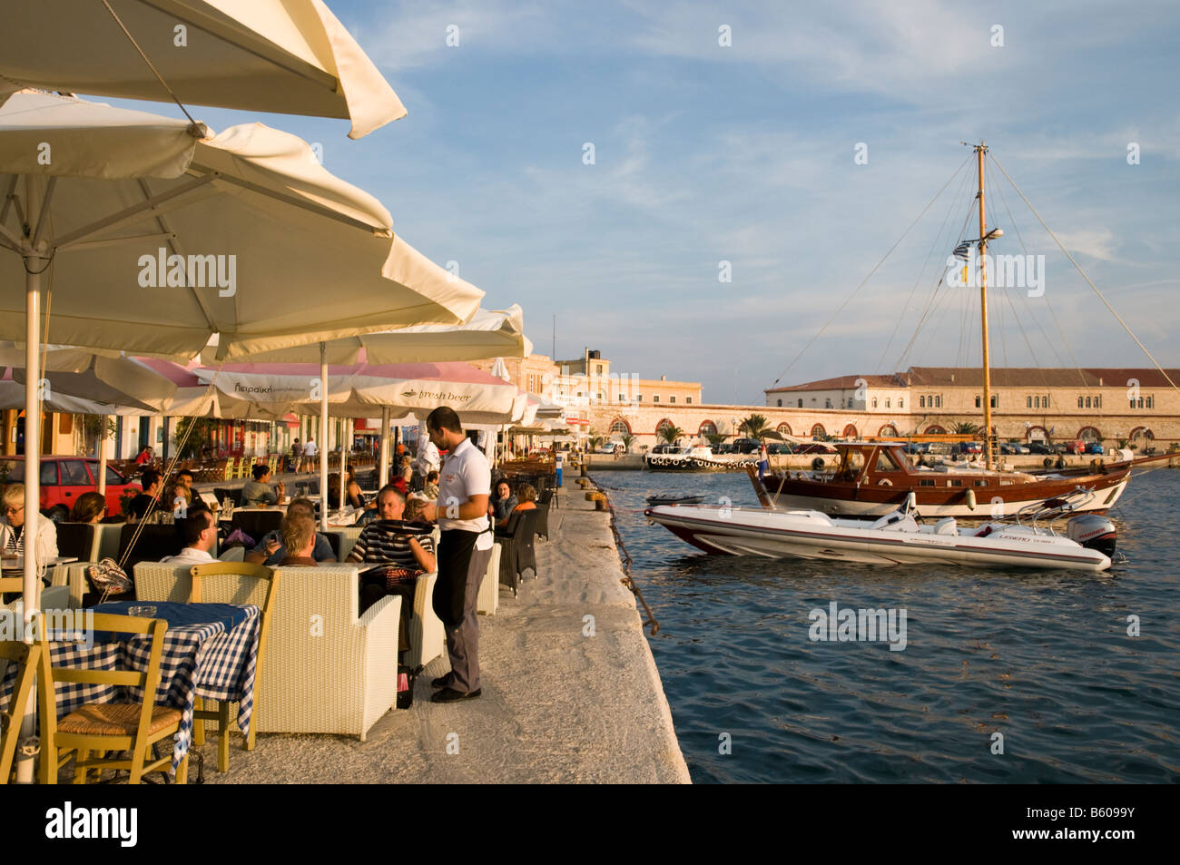 Restaurant am Meer in Ermoupoli, Syros, Griechenland Stockfoto