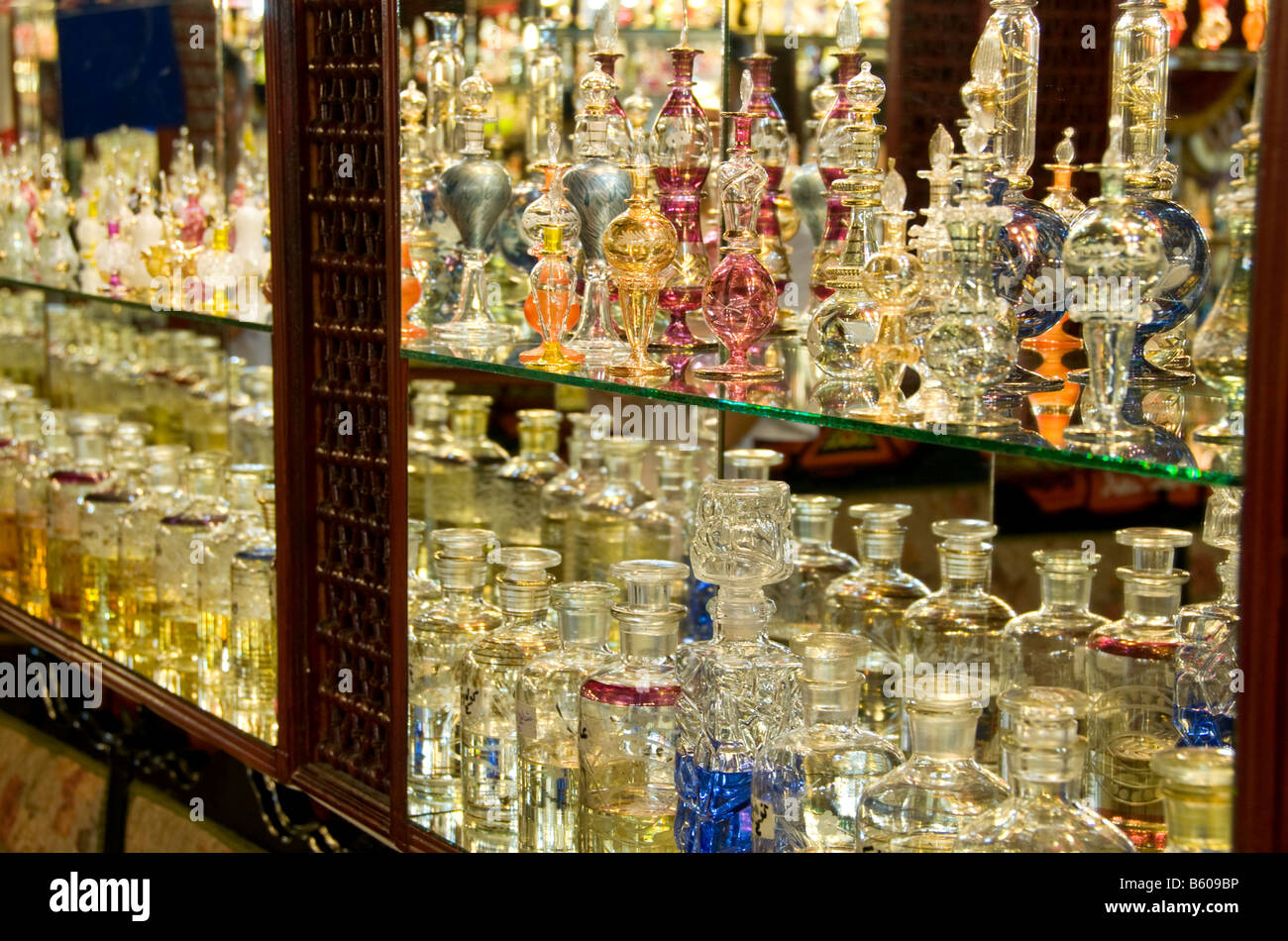 Duft und Parfüm Gläser Shop Regal, Hurghada, Ägypten Stockfotografie - Alamy