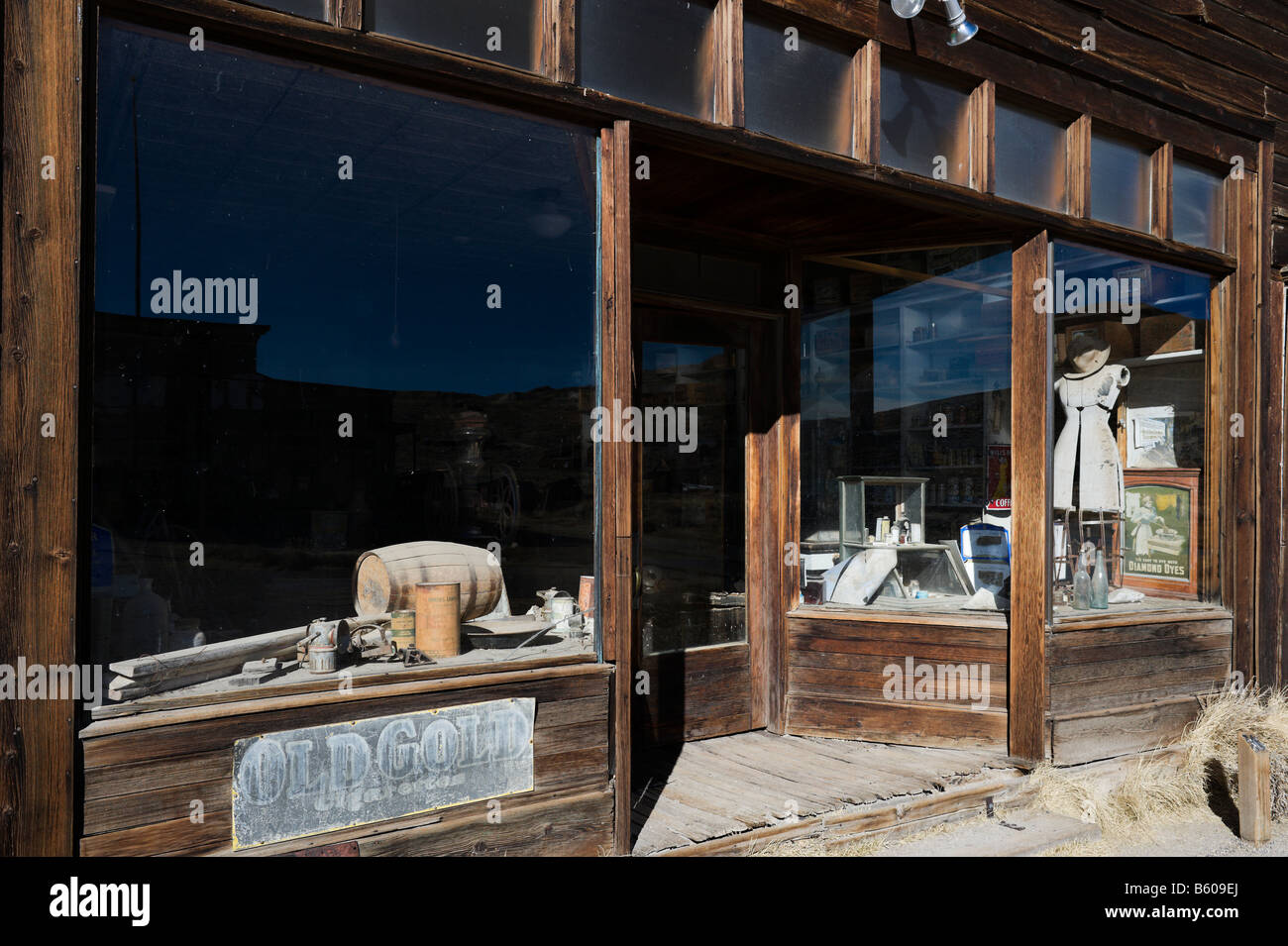 Schaufenster in der Boone-Store in der Goldbergbau Geisterstadt Bodie, in der Nähe von Bridgeport, die Berge der Sierra Nevada, Kalifornien und Umgebung: Stockfoto