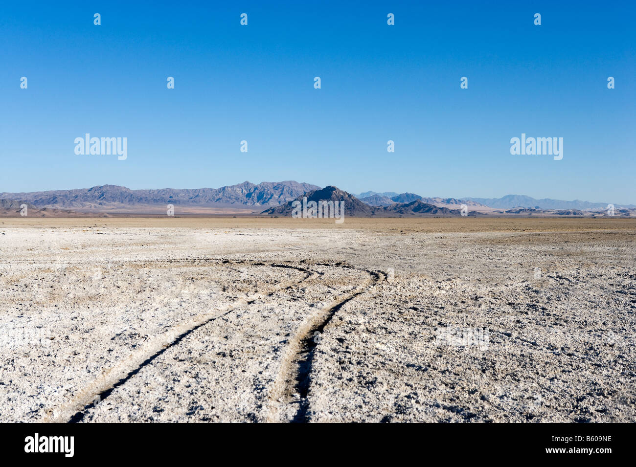Landschaft in der Mojave-Wüste auf der Zzyzx Straße direkt an der Interstate 15 zwischen LA und Las Vegas, Kalifornien, USA Stockfoto