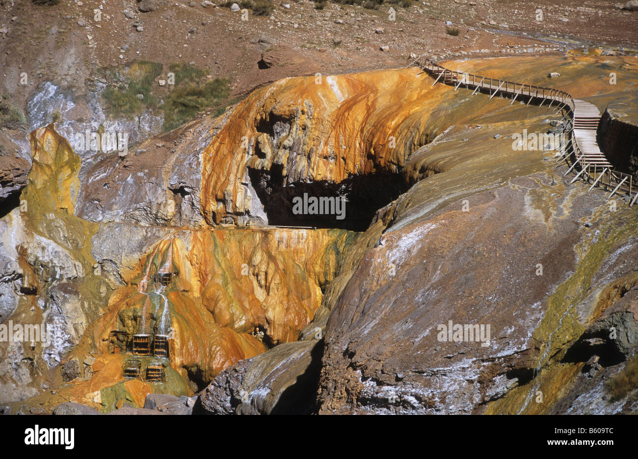 Travertin-Mineralvorkommen aus nahe gelegenen heißen Quellen in Puente del Inca, Provinz Mendoza, Argentinien Stockfoto