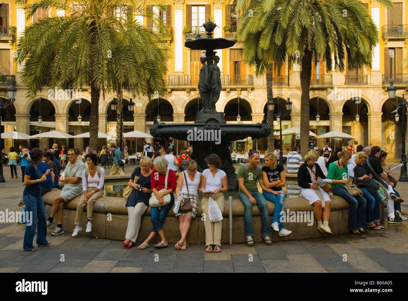 Menschen am Brunnen am Placa Reial in Mitteleuropa Barcelona Spanien Stockfoto