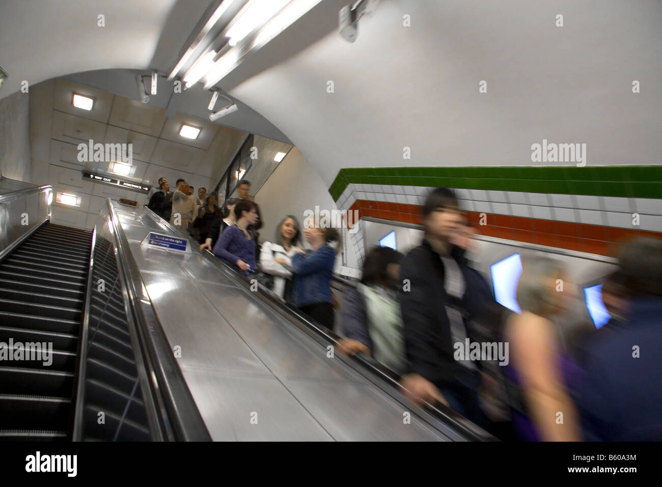 Menschen fahren eine Rolltreppe in der Londoner u-Bahn in London England Stockfoto