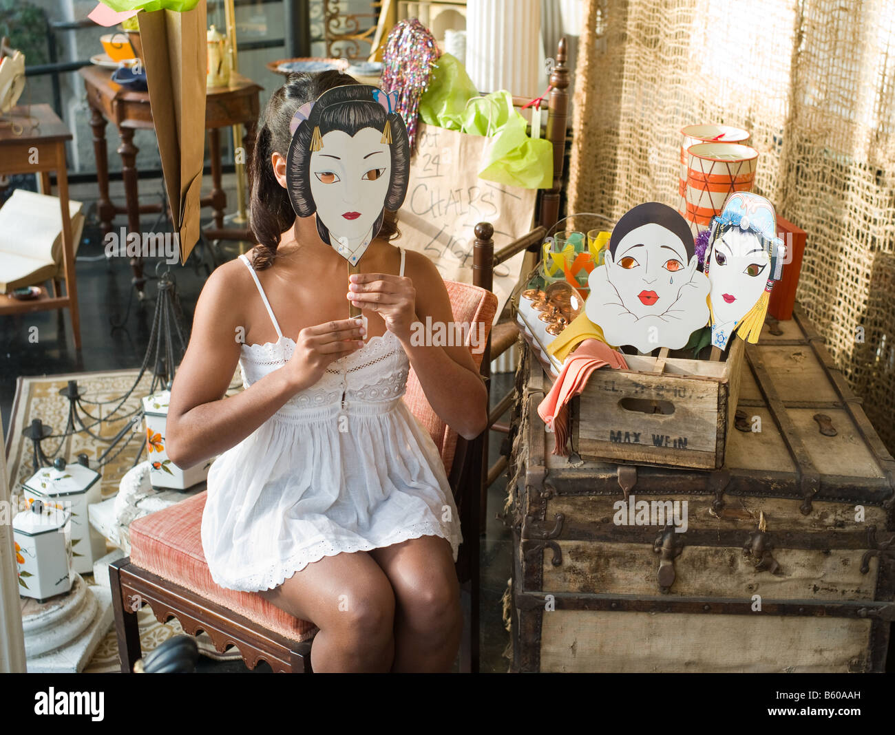 Ein Model posiert in einem Schaufenster für eine Modestrecke in New Haven Connecticut. Fotograf ist im Bild nicht angezeigt. Stockfoto