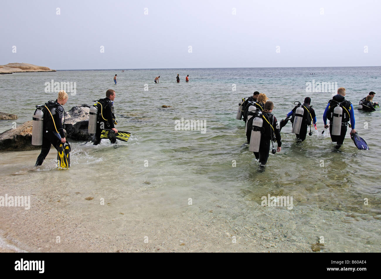 Gruppe der Taucher im Meer Wandern Stockfoto