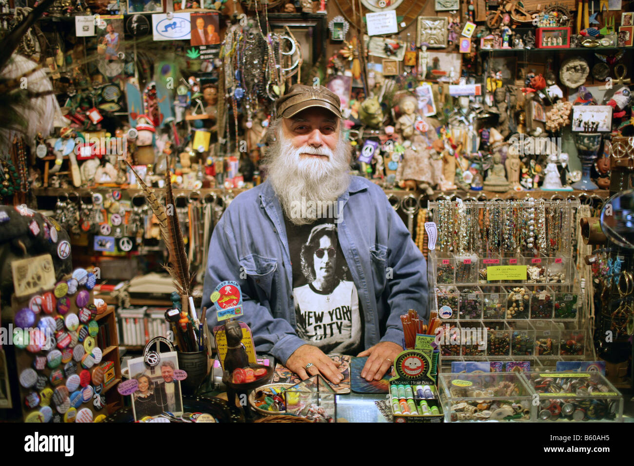 Einen alten Hippie-Shop-Betreiber in New Haven Connecticut USA trägt ein Hemd von John Lennon. Stockfoto