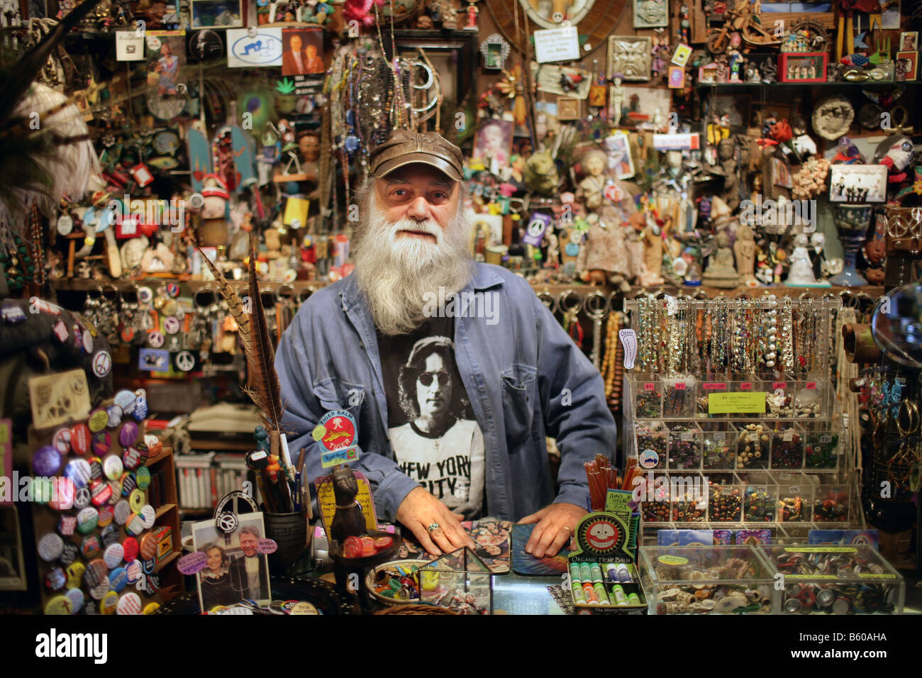 Einen alten Hippie-Shop-Betreiber in New Haven Connecticut USA trägt ein Hemd von John Lennon. Stockfoto