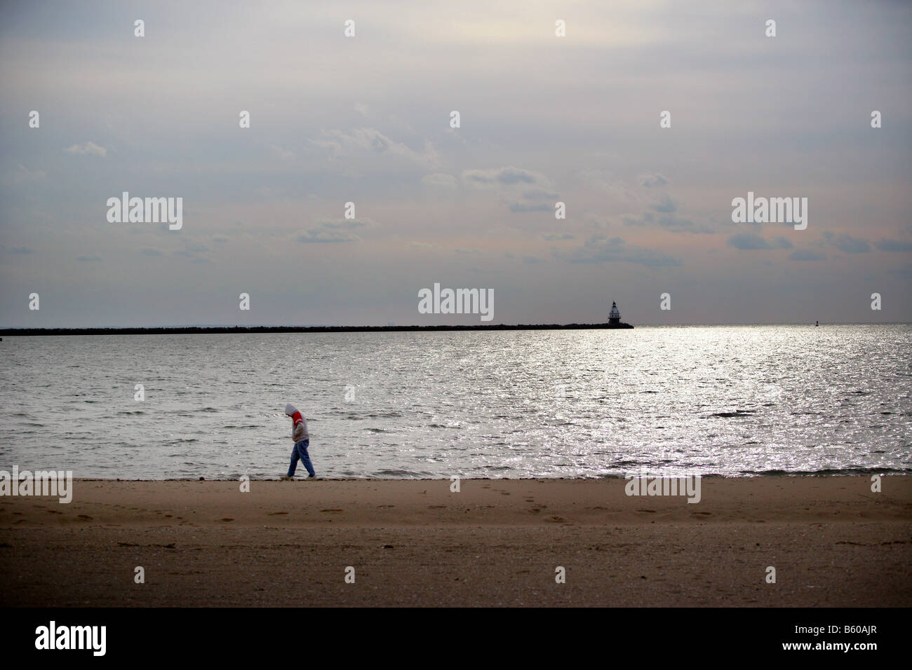 Ein einsamer Mann geht an einem Strand in New Haven Connecticut USA Stockfoto