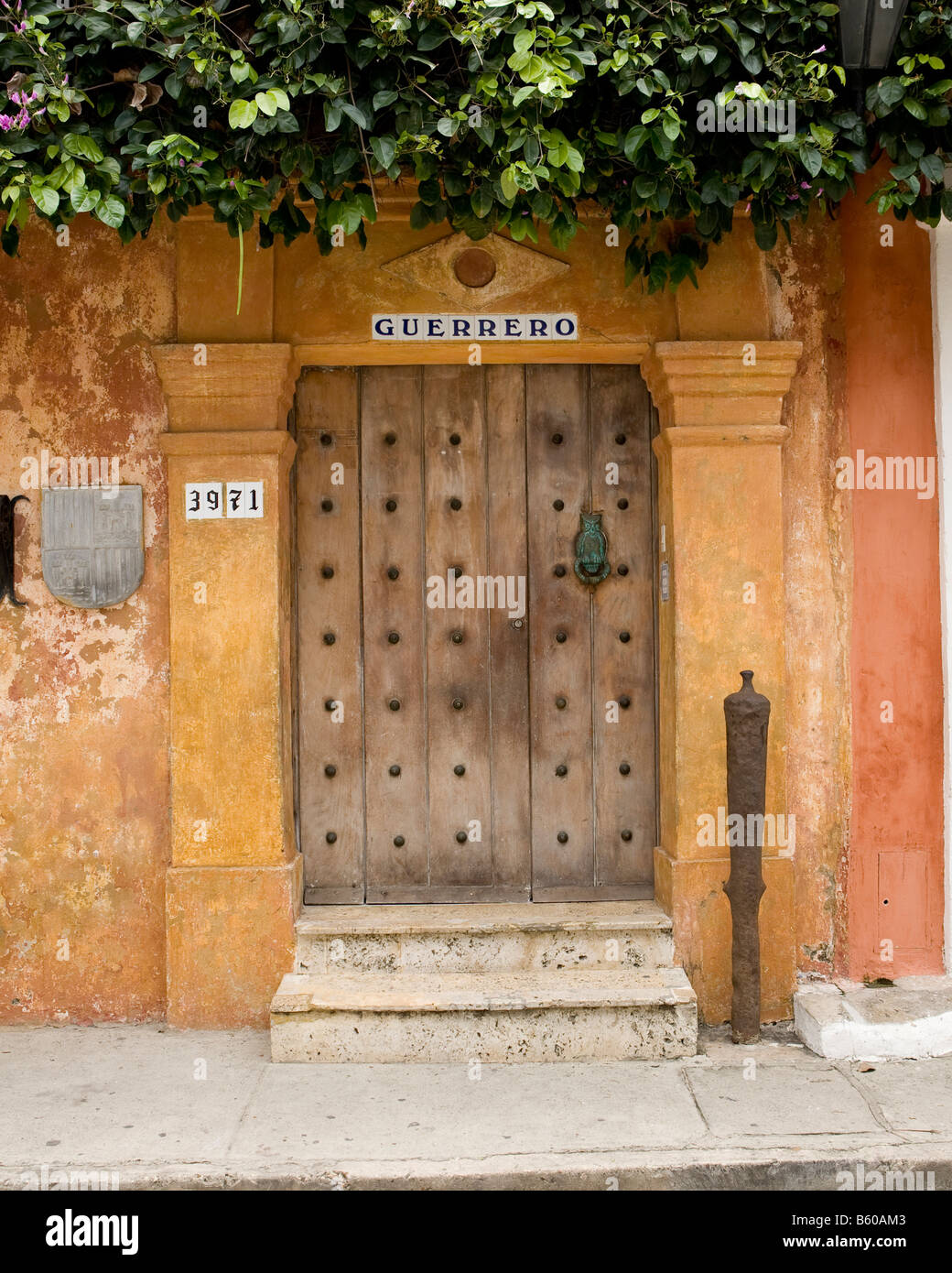 Alte Tür aus einem Haus in Cartagena, Kolumbien. Stockfoto
