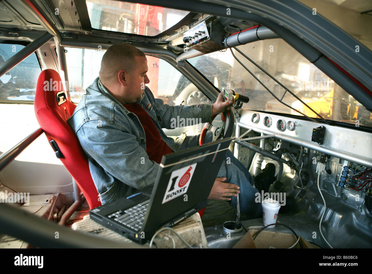 Der Besitzer einer kleinen Auto Reparatur Werkstatt in New Haven Connecticut USA arbeitet auf tuning, einen Rennwagen zu fahren, die, den er mit Computer baut Stockfoto