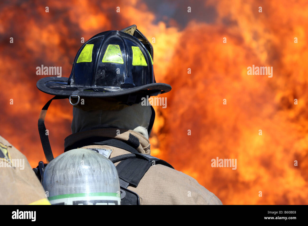 Feuerwehrleute vor einem lodernden Feuer-inferno Stockfoto