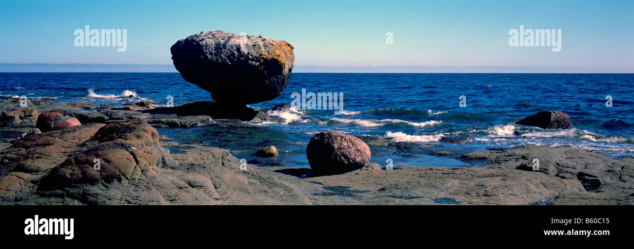 Haida Gwaii (Queen Charlotte Islands), Northern BC, British Columbia, Kanada - "Balance Rock" in der Nähe von Skidegate auf Graham Island Stockfoto