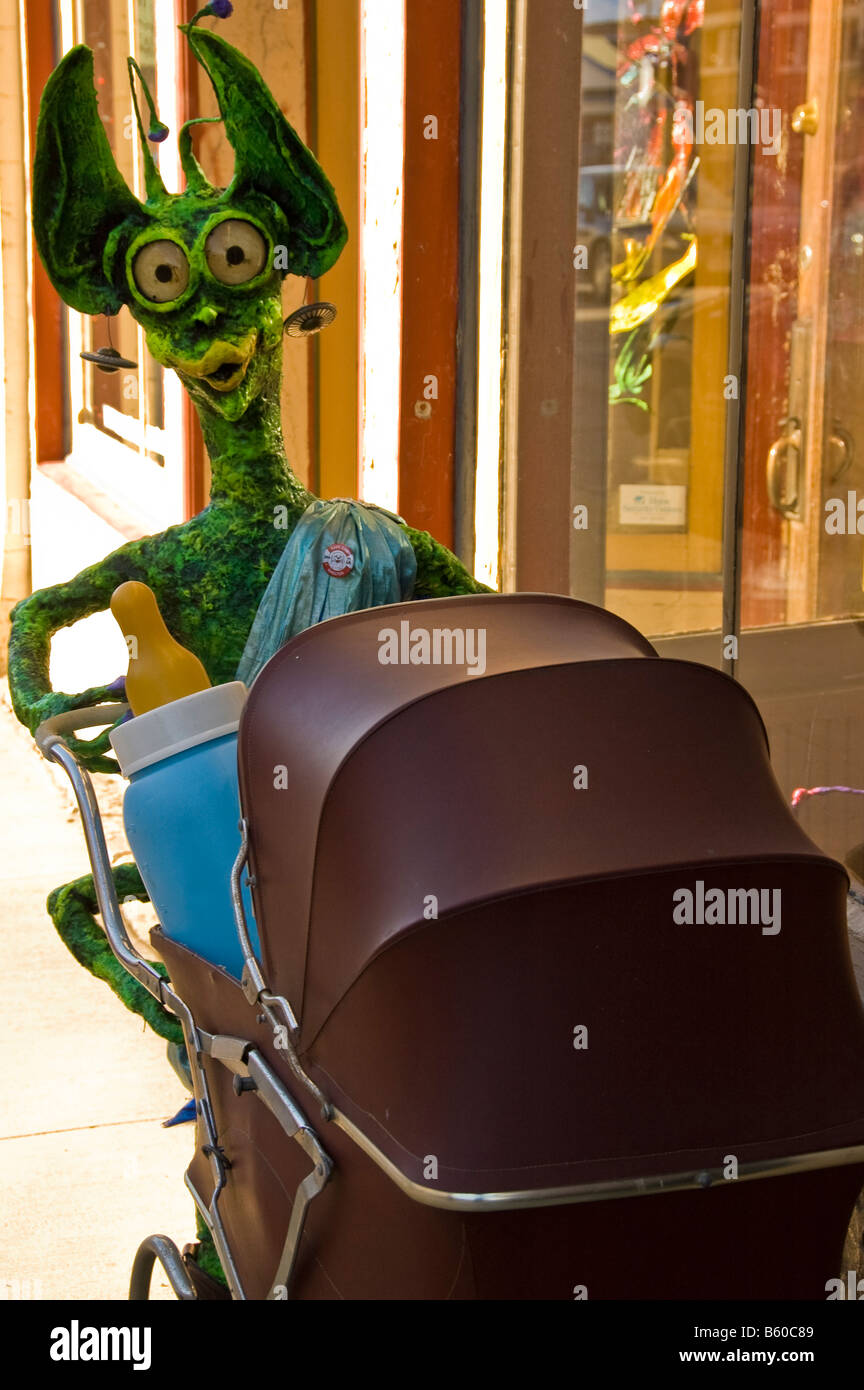 Monster-Artwork schob einen Kinderwagen, verpfuscht Dschungel, West First Street, Downtown Salida, Colorado. Stockfoto