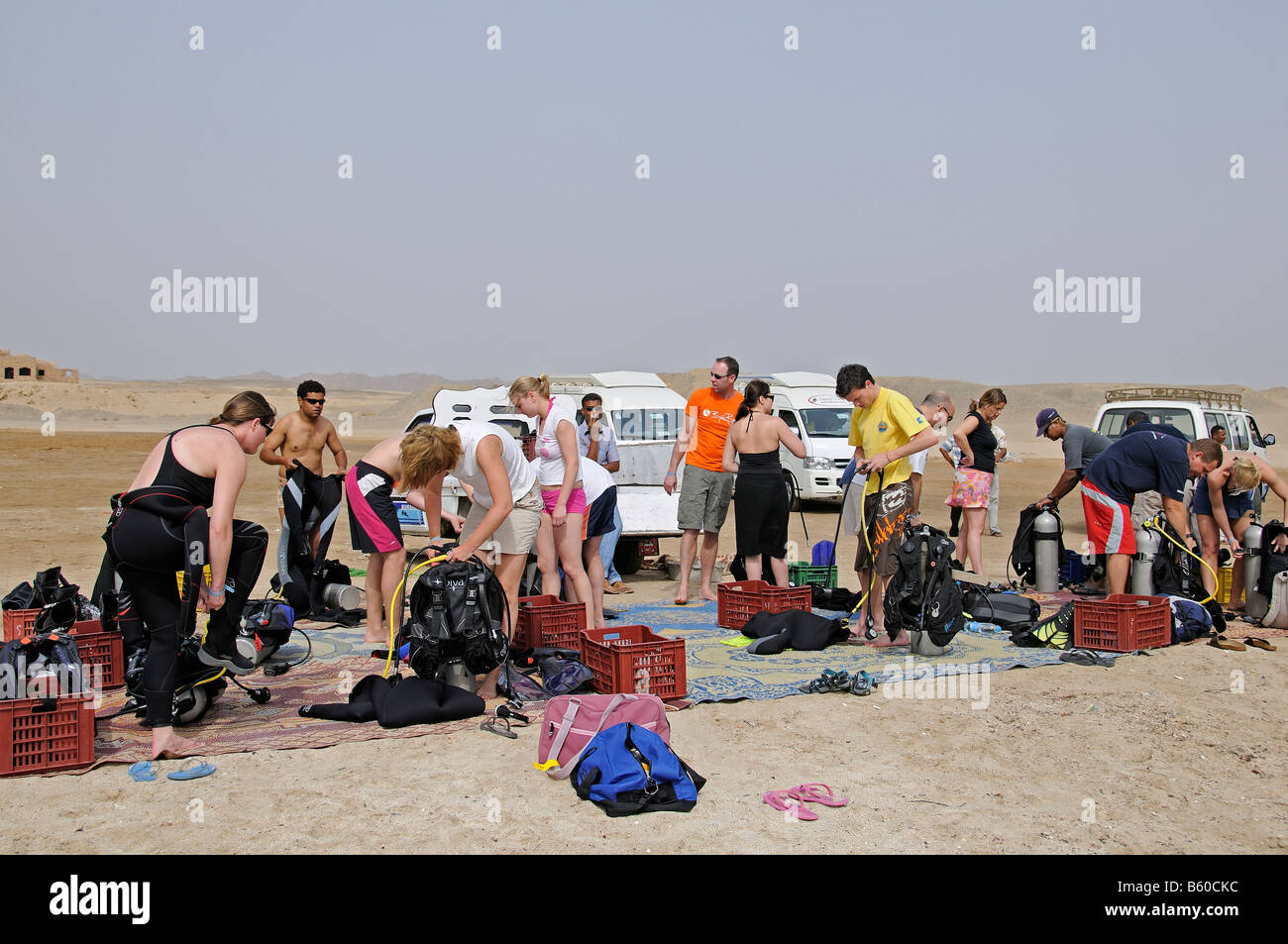 Jeep-Safari in Ägypten, Taucher am Strand Stockfoto