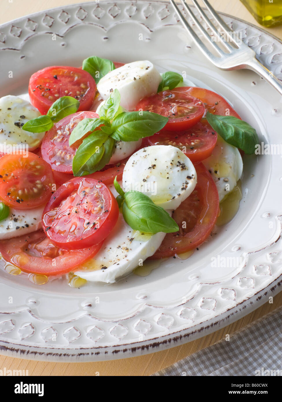 Tomaten-Mozzarella-Käse und Basilikum Salat Stockfoto