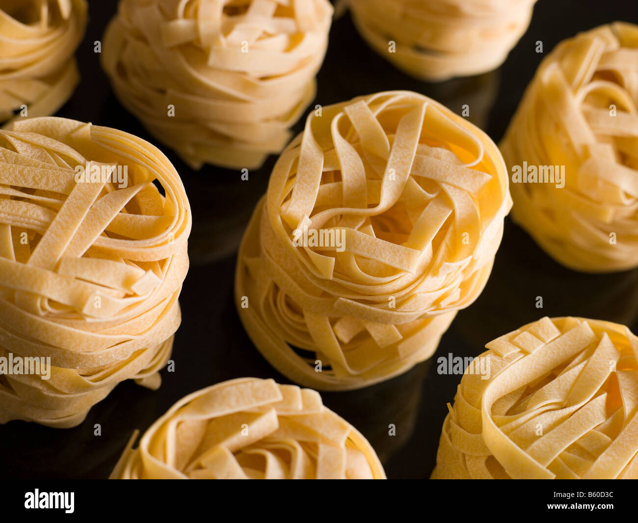 Getrocknete Tagliatelle Nester Stockfoto