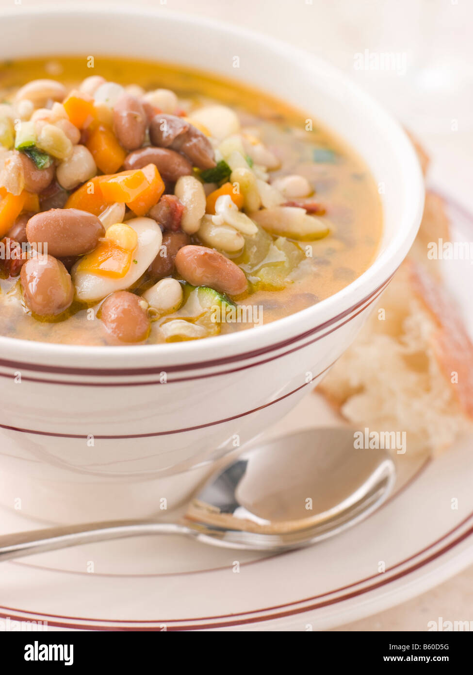 Toskanische Bohnensuppe mit knusprigem Brot Stockfoto