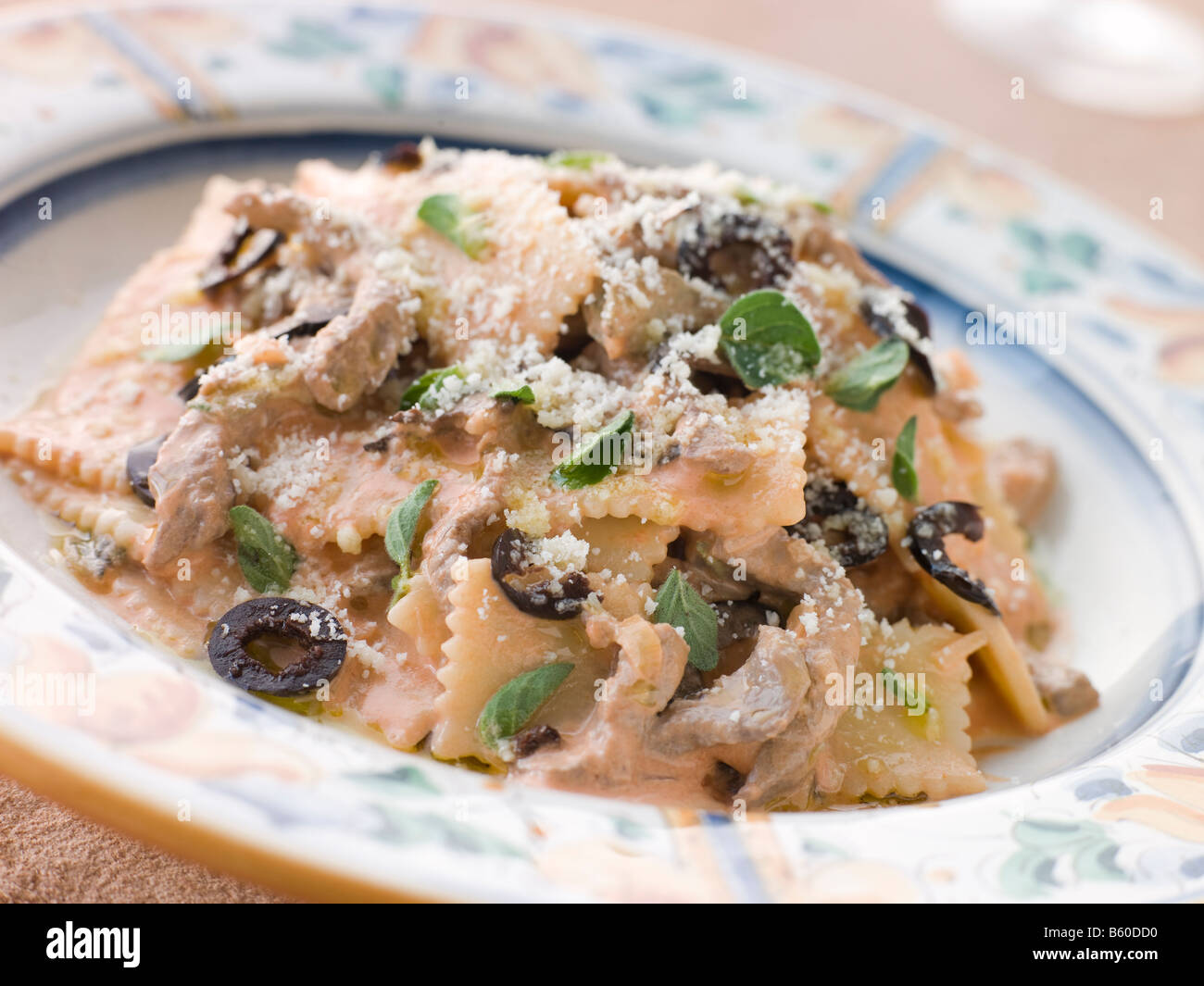 Sagnarelli Nudeln mit Rindfleisch-Filet-Streifen in einer Tomate und Olive-Sahne-Sauce Stockfoto