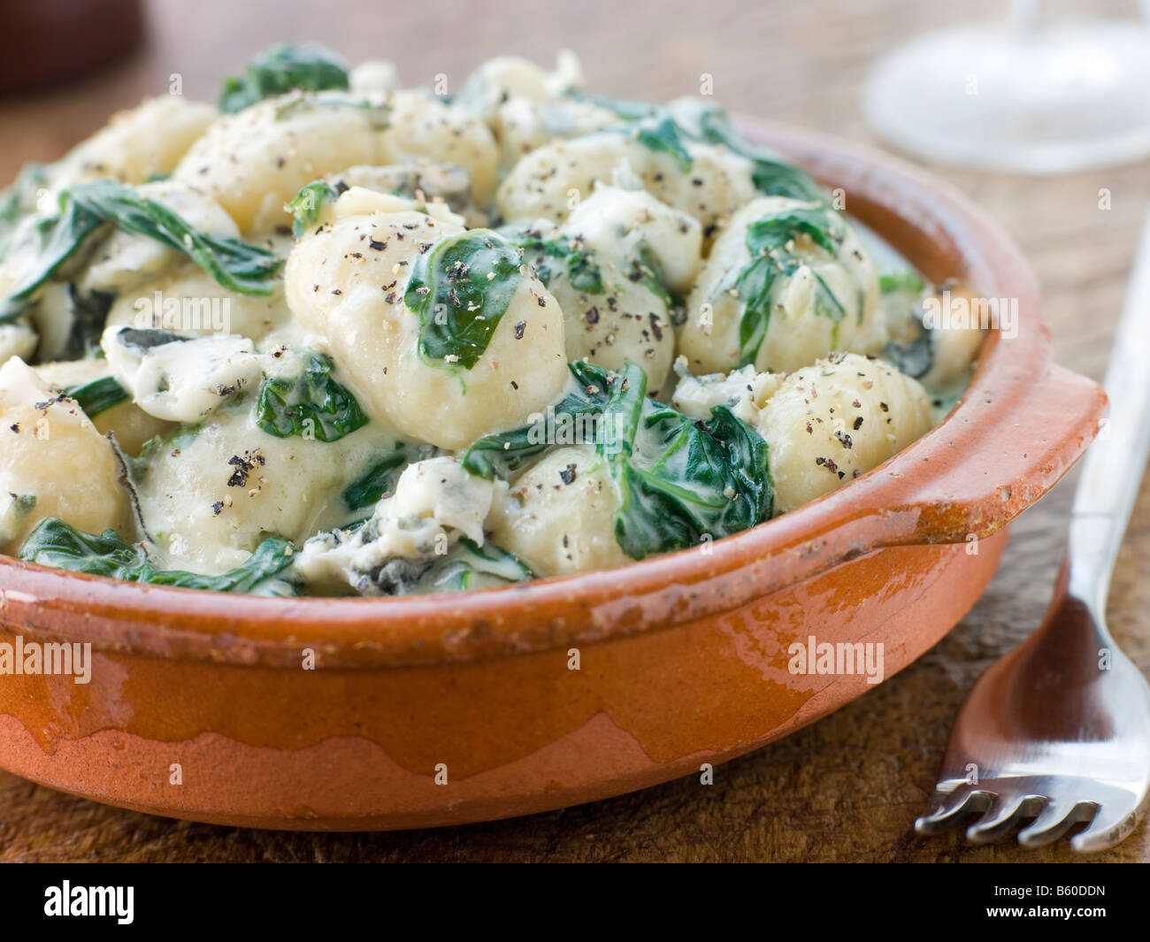 Gnocchi mit Spinat mit Gorgonzola-Sahne-Sauce Stockfoto