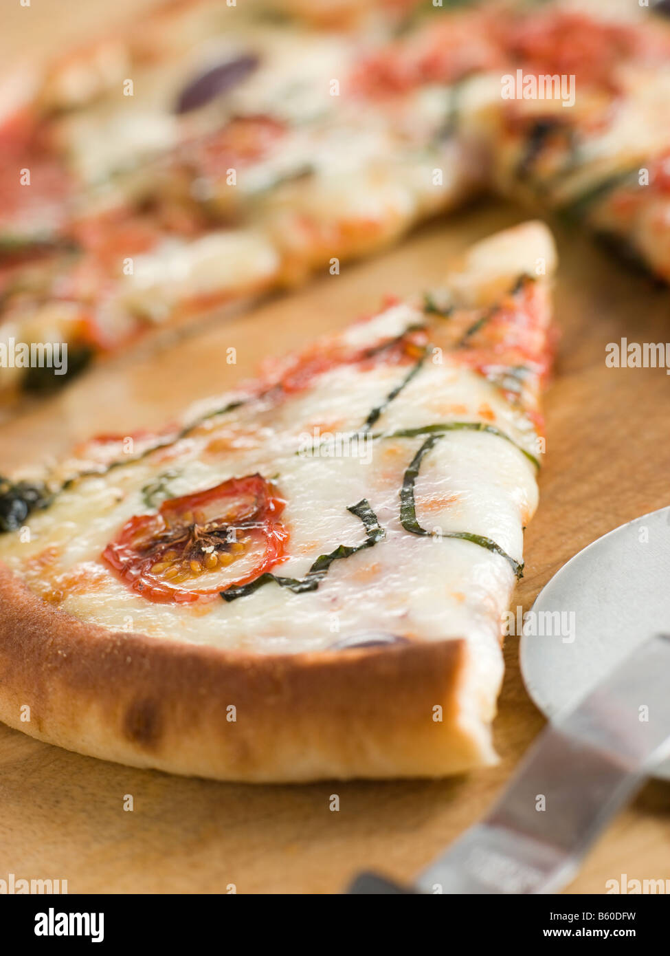 Scheibe Aubergine Tomate Mozzarella und Basilikum-Pizza Stockfoto