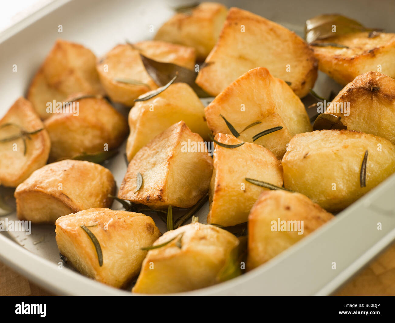 Rosmarin und Knoblauch gebratene Kartoffeln Stockfoto