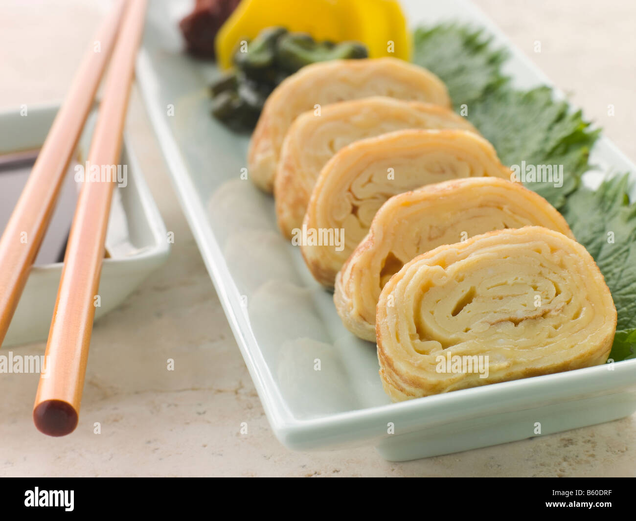 Rollte Dashi Omelette mit eingelegtem Gemüse Soja und Shiso Stockfoto