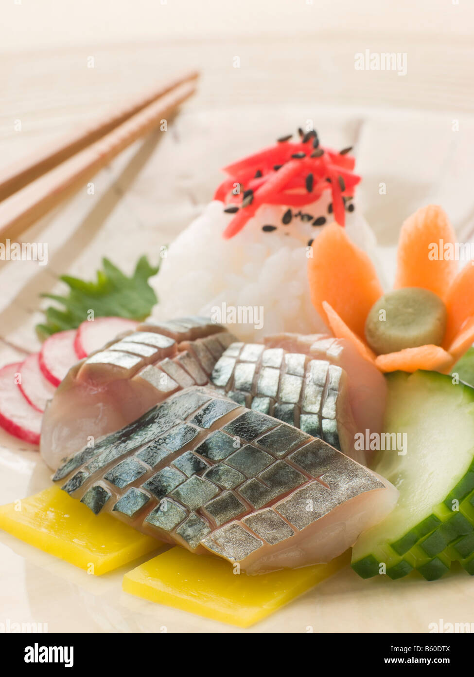 Sashimi von Makrelen mit eingelegtem Rettich Salat und Reis Essig Stockfoto