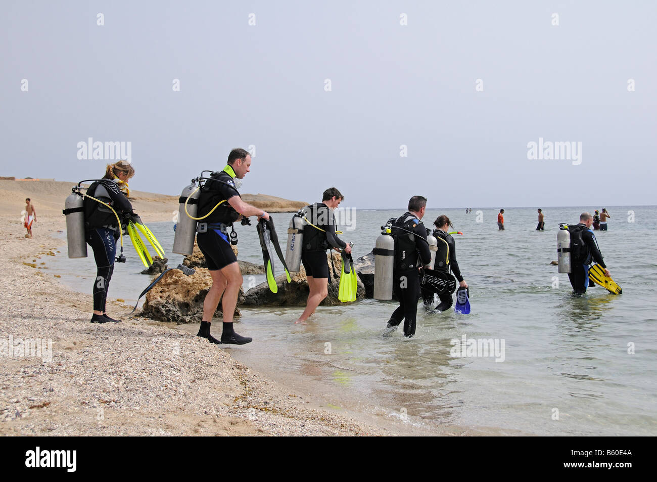 Jeep-Safari in Ägypten, Taucher ins Wasser gehen Stockfoto