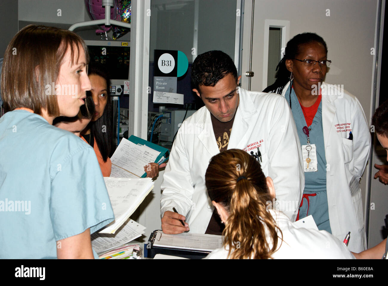 Ärzteteam in Texas Childrens Hospital im Beratungsgespräch im Bezirk vor dem Schlafengehen auf ihre Runden Stockfoto