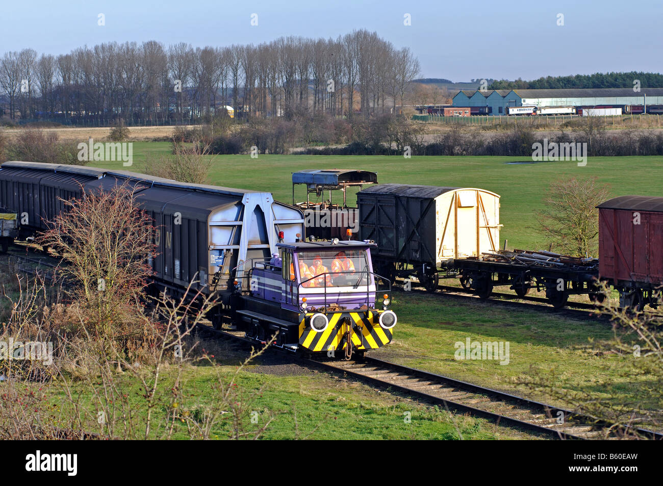 Interne Lokomotive bewegen gespeichert Schienenfahrzeugen im ehemaligen Armee-Camp Long Marston Warwickshire England UK Stockfoto