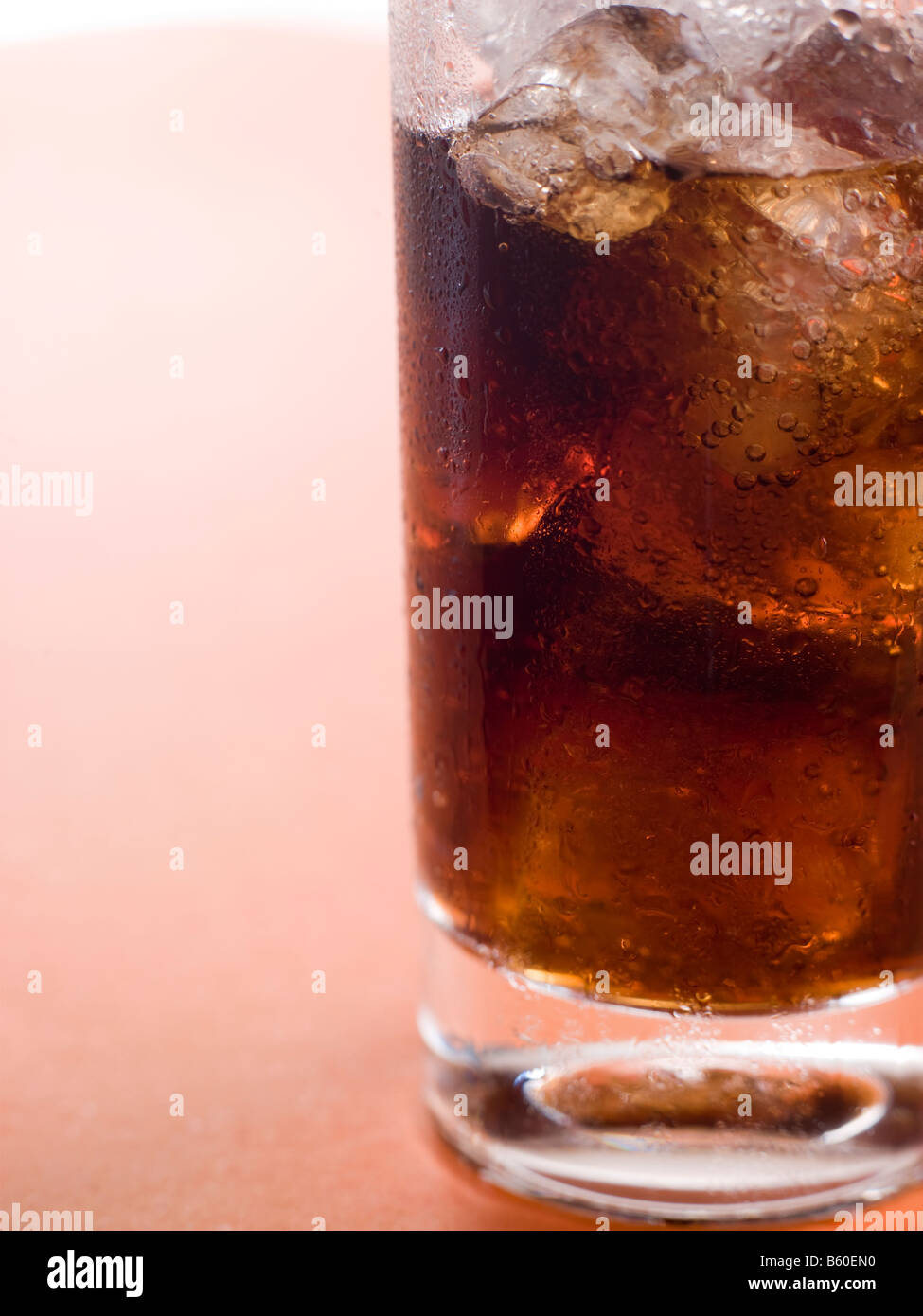 Glas Cola mit Eiswürfeln Stockfoto