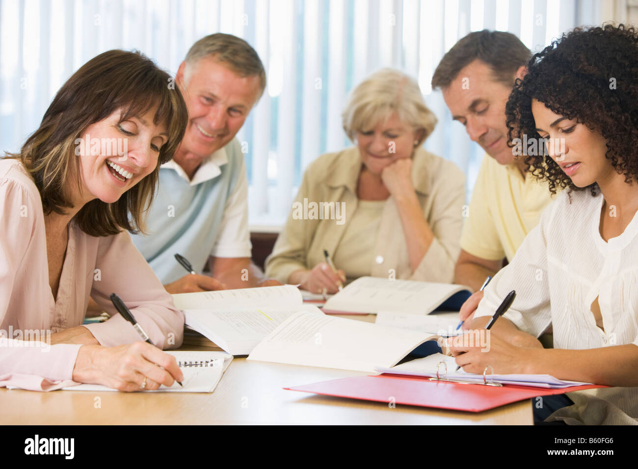 Fünf Erwachsene Studenten studieren am Tisch (Schärfentiefe) Stockfoto