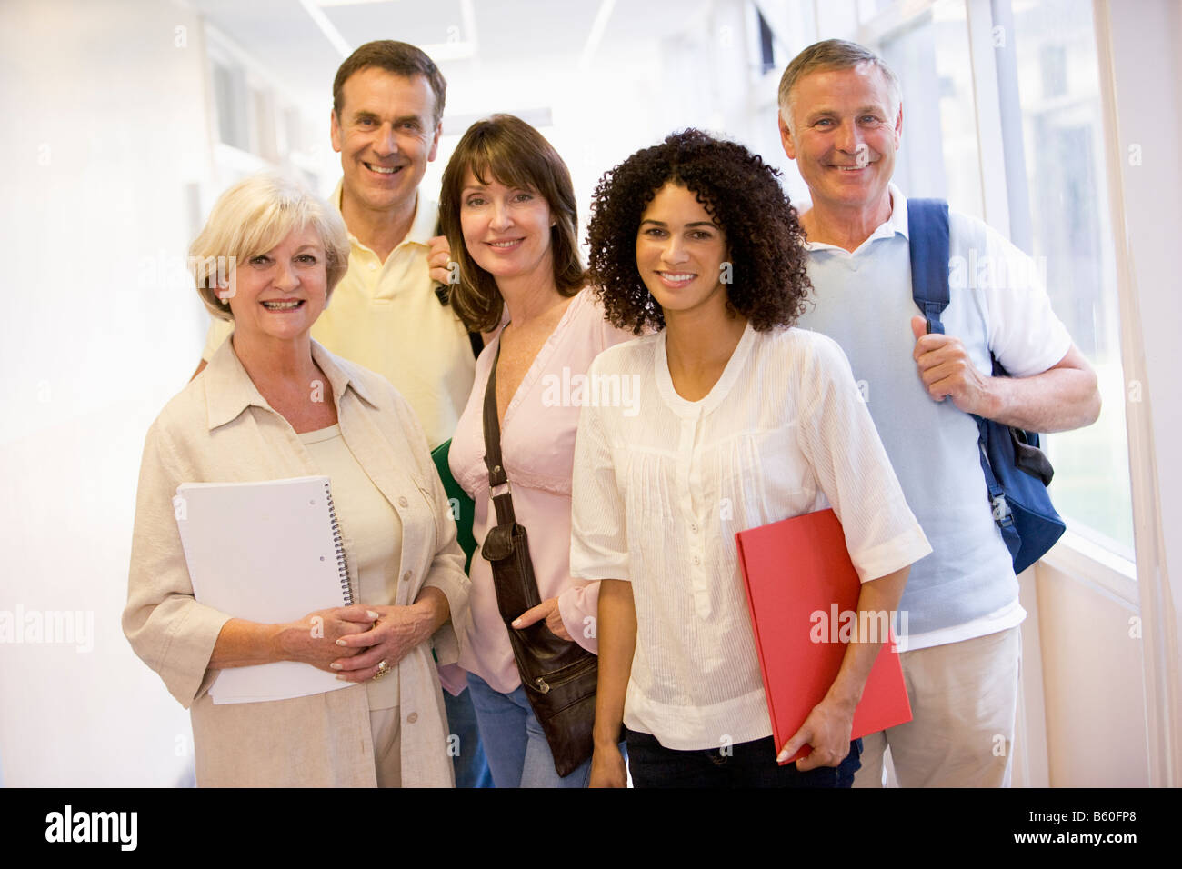 Fünf Menschen, die stehen im Flur mit Büchern (high-Key) Stockfoto