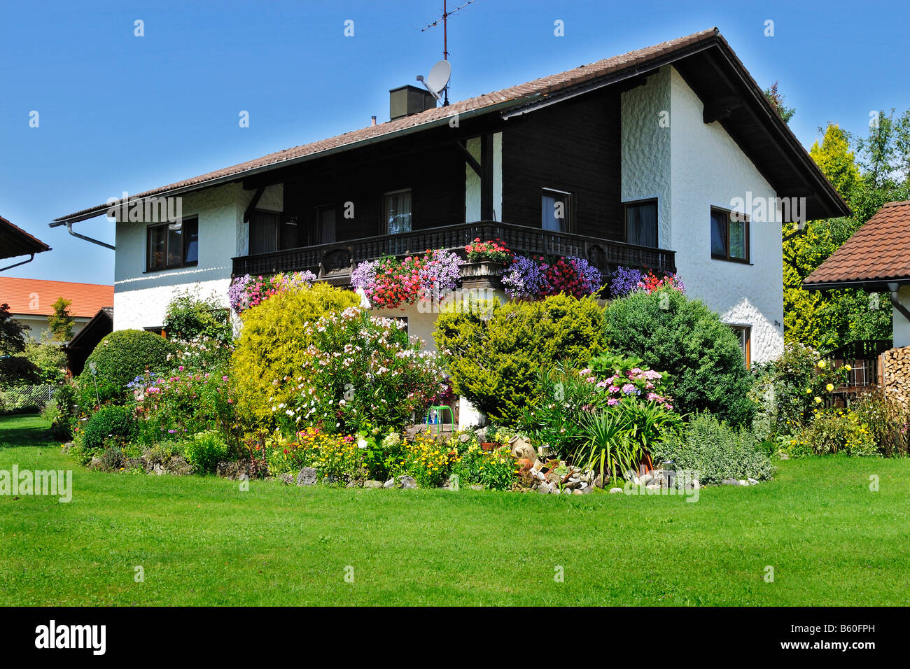 Haus, umgeben von einem üppigen Garten in der Nähe von München, Deutschland, Bayern, Europa Stockfoto