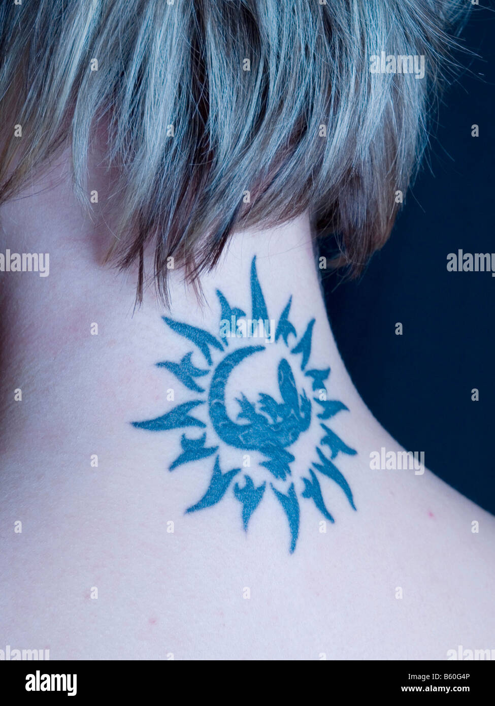 Tattoo auf einem weiblichen hals Fotos und Bildmaterial in hoher