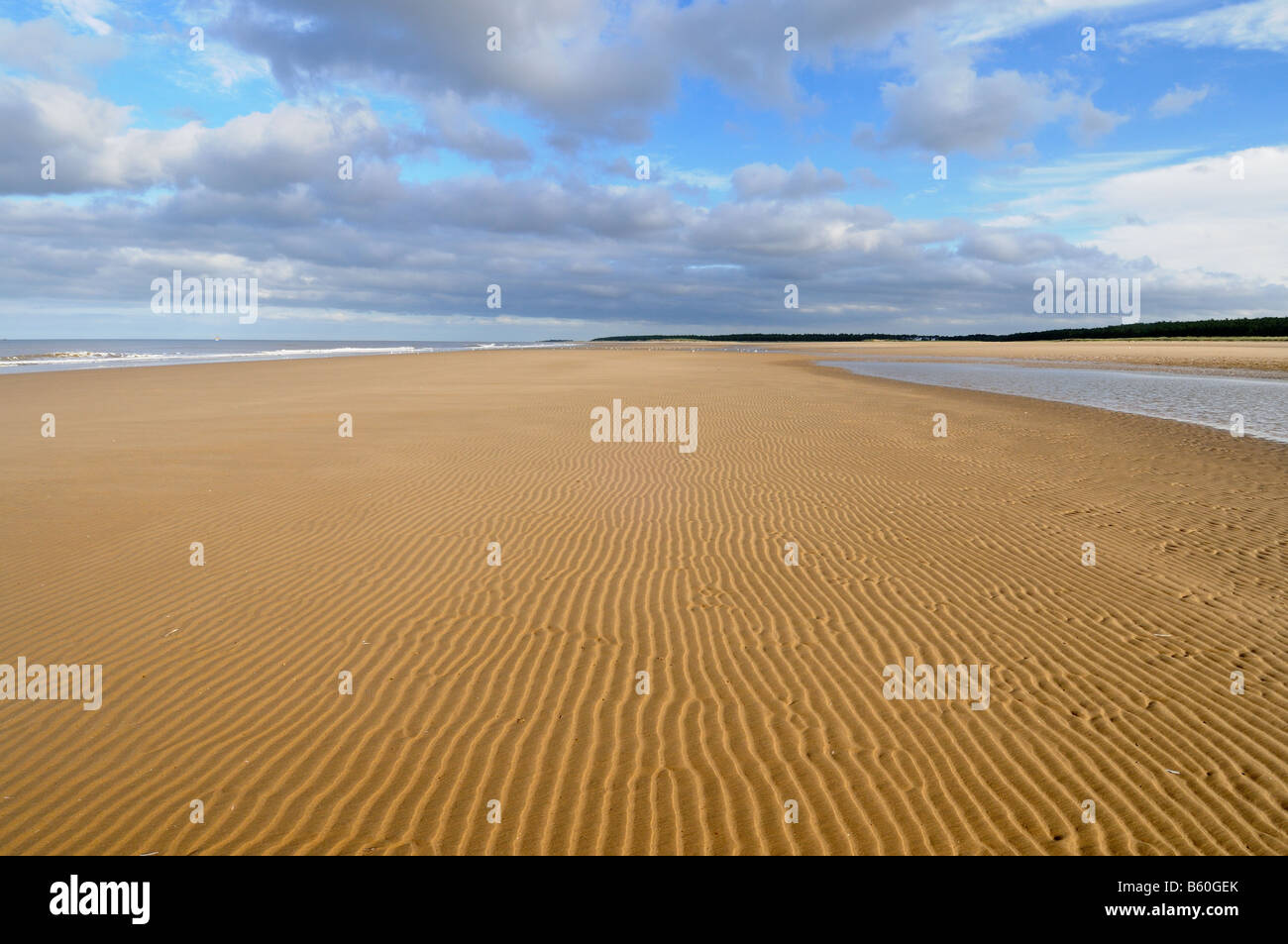 Verlassener Strand mit Wellen im Sand Holkham Norfolk Uk Oktober Stockfoto