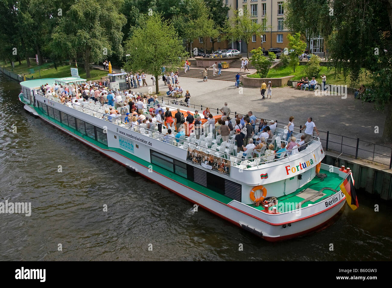 Volle Touristenboot an Spree, Berlin Stockfoto